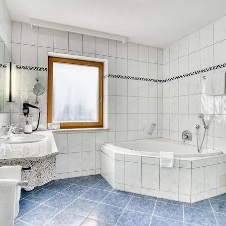 Wellnesshotel Hofbraeuhaus 4* بودنمايس